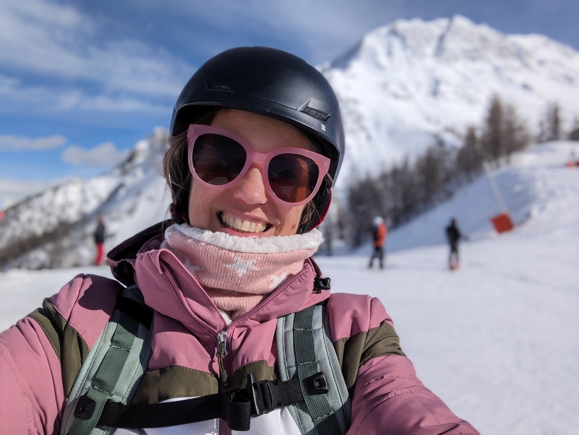 Georgina skiing